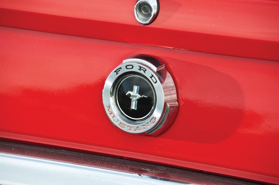 Логотип Ford Mustang Convertible 1965 года  (фото 20 из 76)